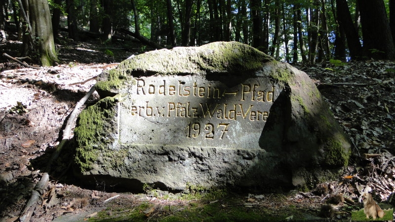 Ritterstein Nr. 299-2b Rödelstein-Pfad erb. v. Pfälz. Wald-Verein 1927.JPG - Ritterstein Nr.299 Rödelstein-Pfad erb. v. Pfälz. Wald-Verein 1927